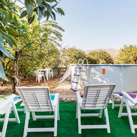 The Great Garden With Pool, Parking & Wifi